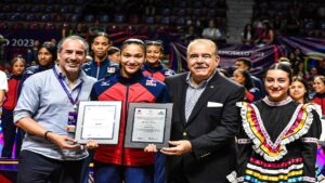 La dominicana Arianna Rodríguez recibe sus premios de MásValiosa y mejor acomodadora en la Copa Panam Sub-23