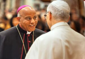 El obispo electo Manuel Antonio Ruiz de la Rosa escucha atentamente a su Santidad cuando le agradecìa por aceptar la designación