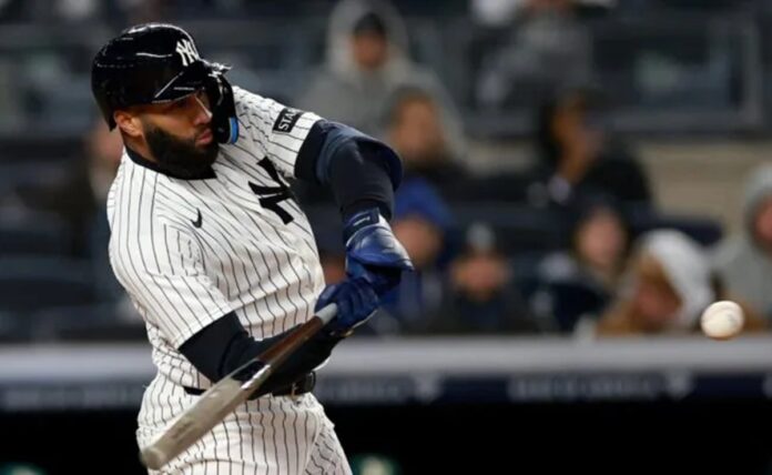 Amed Rosario con los Yankees conectando jonron en la temporada 2026