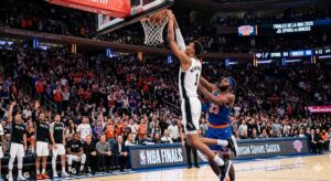 Victor Wembanyama anotando en el juego 3 de las Finales de la NBA 2026 contra los Knicks en New York.