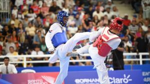Wilfrido de la Cruz, izquierda, conecta al hondureño Derek Midence durante el combate final