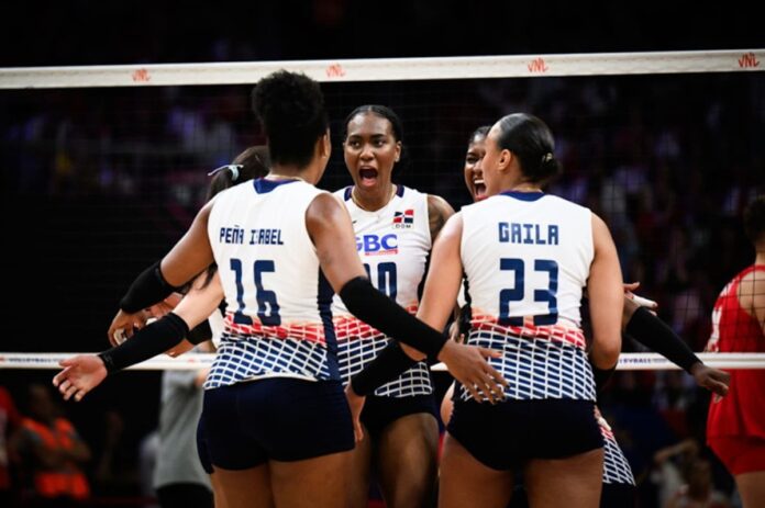 Las dominicanas festejan su triunfo hoy ante China en la VNL