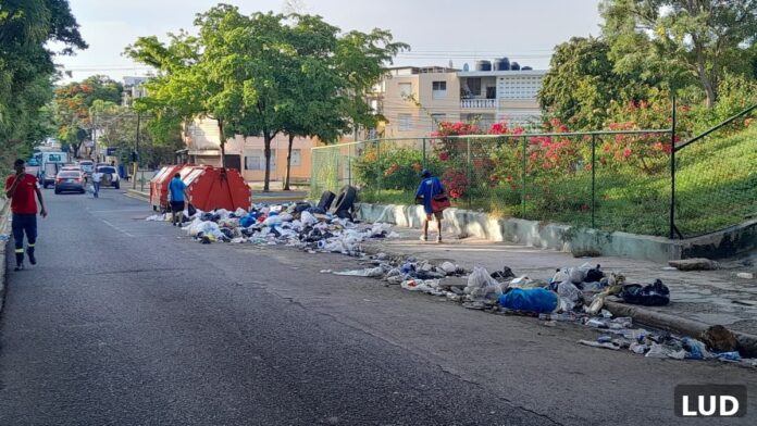 basura se apodera del entorno del faro a colon y pone en riesgo a peatones santo domingo este
