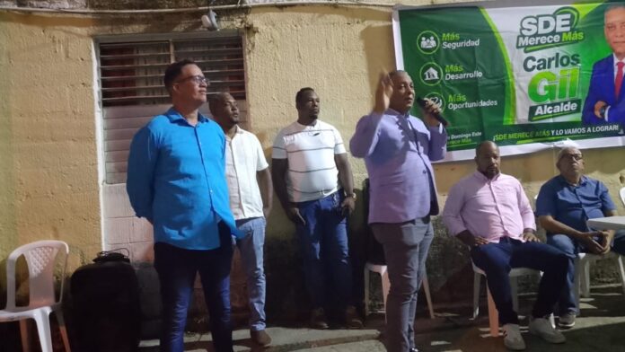 carlos gil encabeza conversatorio en los tres brazos santo domingo este