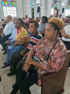 La señora Altagracia Brand de la Asociación de Comités de Amas de Casas del Distrito Nacional y la Provincia Santo Domingo (Acadisando) y Angel Molina, coordinador de la Codonbosco.