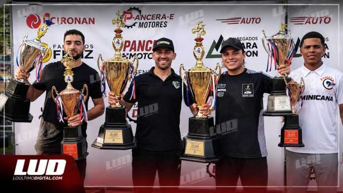 Desde la izquierda, Joshua Holsteinson, tercero en MX-1 y segundo MX-2 ambas para expertos; Franklin Nogueras Jr, primero en las dos categorías; Lautaro Toro, segundo en MX-1 para expertos y Seigel Ayala, tercero en MX-2 para expertos