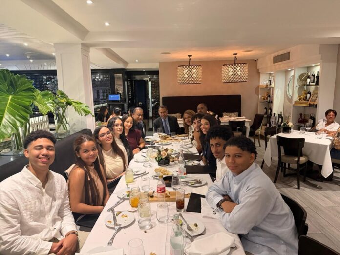 presidente del indotel acerca a estudiantes dominicanos de cuny guido gomez mazara