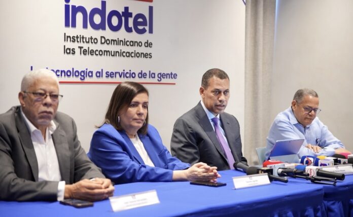 Guido Gómez Mazara, junto a miembros del Consejo Directivo, encabezando rueda de prensa sobre adjudicación a Viettel y Claro Dominicana de bloques de frecuencias del espectro radioeléctrico