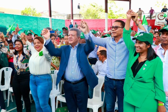 vicealcaldesa de los alcarrizos pasa a la fp leonel fernandez juramentacion