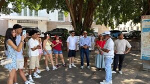 presidente del indotel acerca a estudiantes dominicanos de cuny guido gomez mazara
