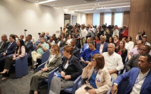 Miembros de la prensa durante el anuncio de adjudicación de frecuencias del espectro radioeléctrico.