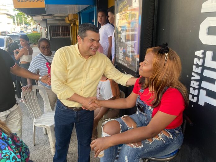 Tobías Crespo entrega lámparas durante un recorrido comunitario en el sector La Paz del Distrito Nacional.