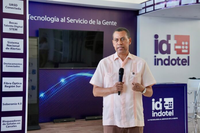 Guido Gomez Mazara recorre estands e invita a la Feria del Libro 2026