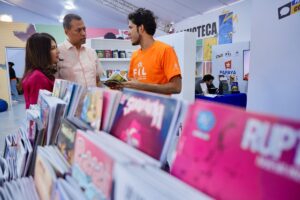 Guido Gómez Mazara y Sandra Nogué visitan Pabellón del Cómic.