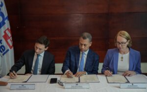 Alexis Vinette, Guido Gómez Mazara y Anna Craenen firmando acuerdo de subvención.