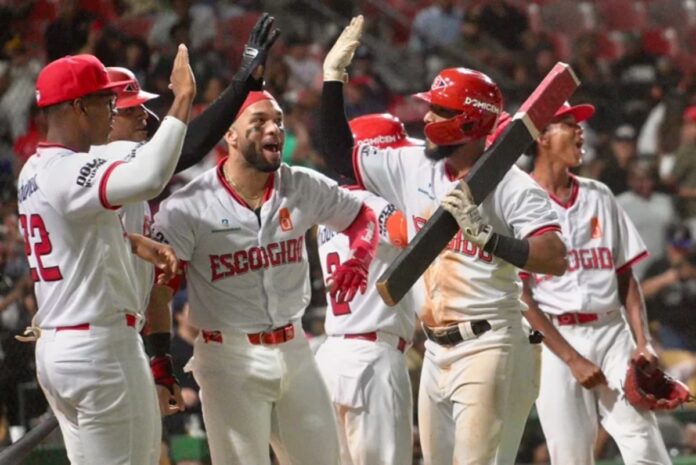 Jonathan Guzman y Leones vencen a Aguilas