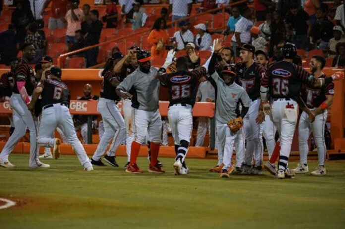 Toros blanquean a Gigantes del Cibao en Lidom